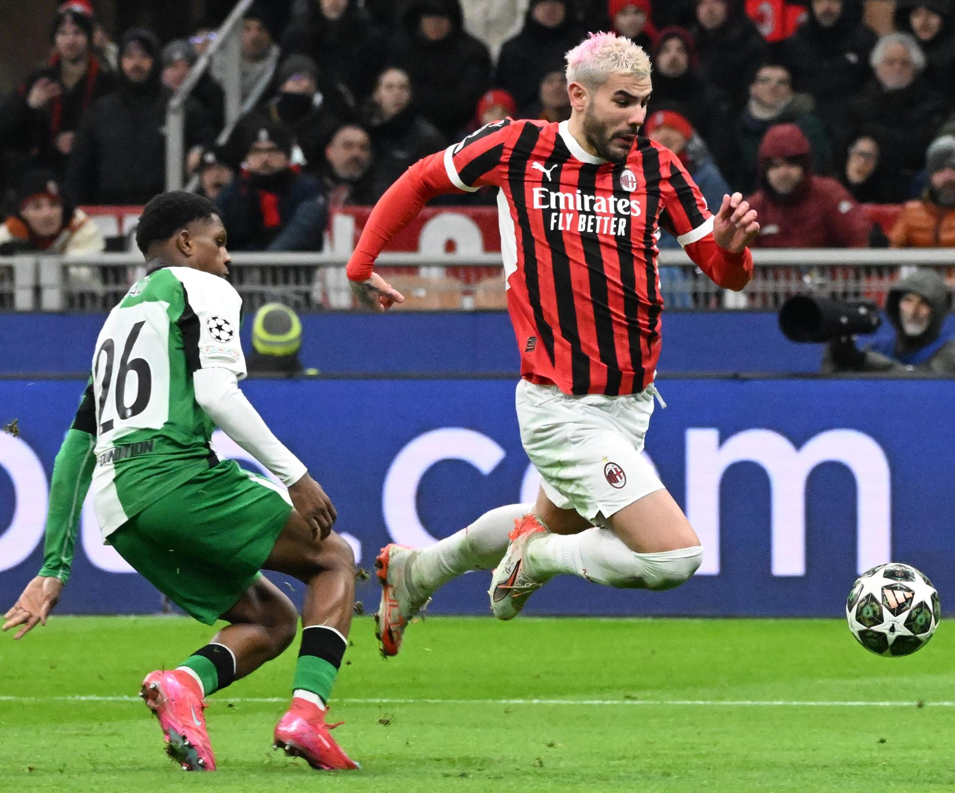 El defensa del AC Milan Theo Hernandez (d) cae en el área (acción que le cuesta la roja) durante el partido del playoff de acceso a octavos en la UEFA Champions League jugado en el Giuseppe Meazza Stadium en Milan, Italia. EFE/EPA/DANIEL DAL ZENNARO 