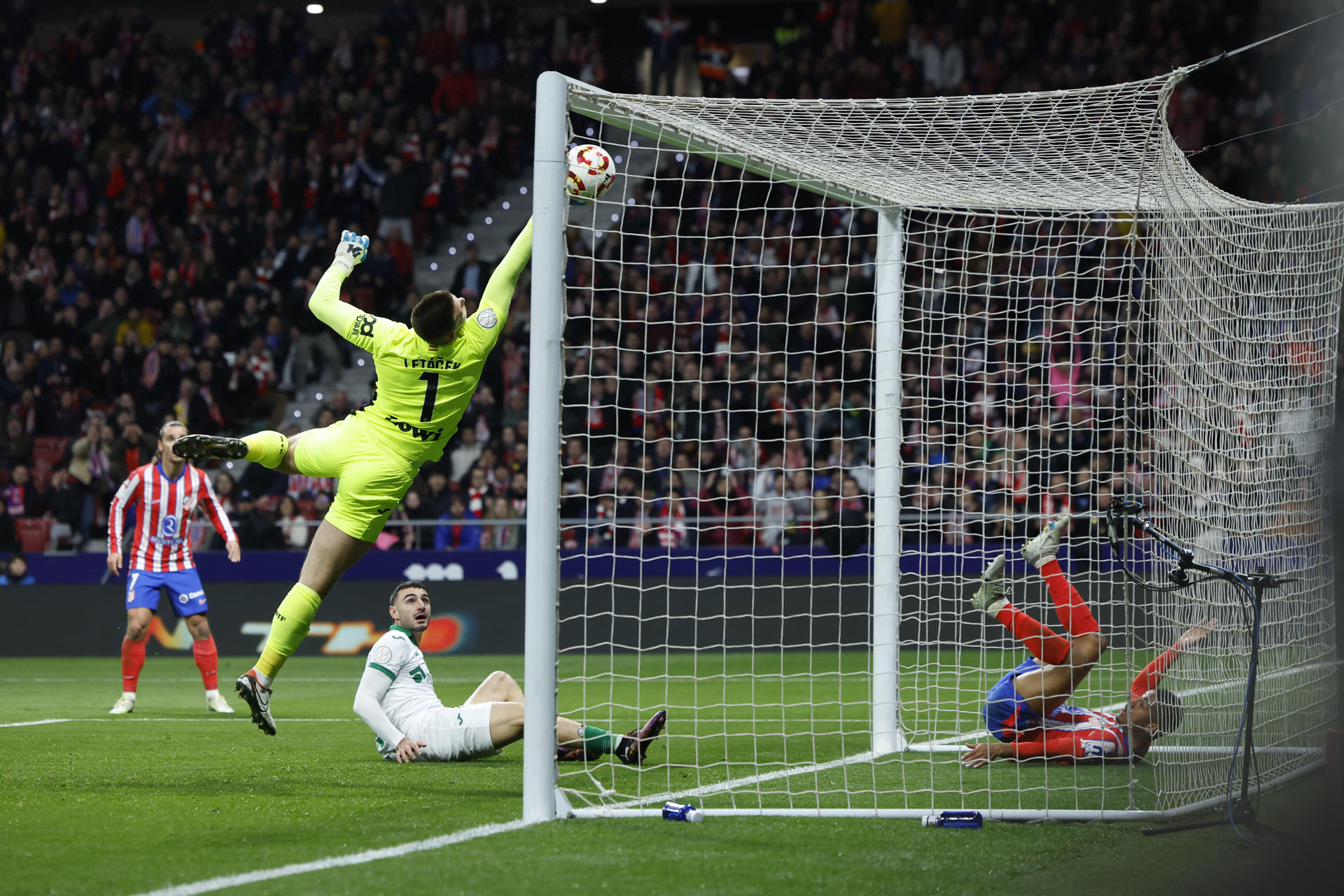 El portero del Getafe, Jirí Letácek, detiene un balón durante el partido de cuartos de final de la Copa del Rey de fútbol en el estadio Metropolitano. EFE/Kiko Huesca
