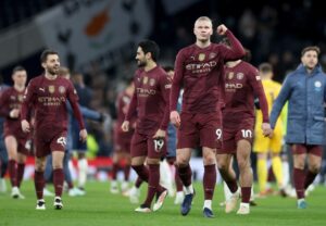 El delantero noruego del City Erling Haaland (c) celebra la victoria de su equipo durante el partido de la Premier League que han jugado Tottenham Hotspur y Manchester City, en Londres, Reino Unido, Londres. EFE/EPA/NEIL HALL