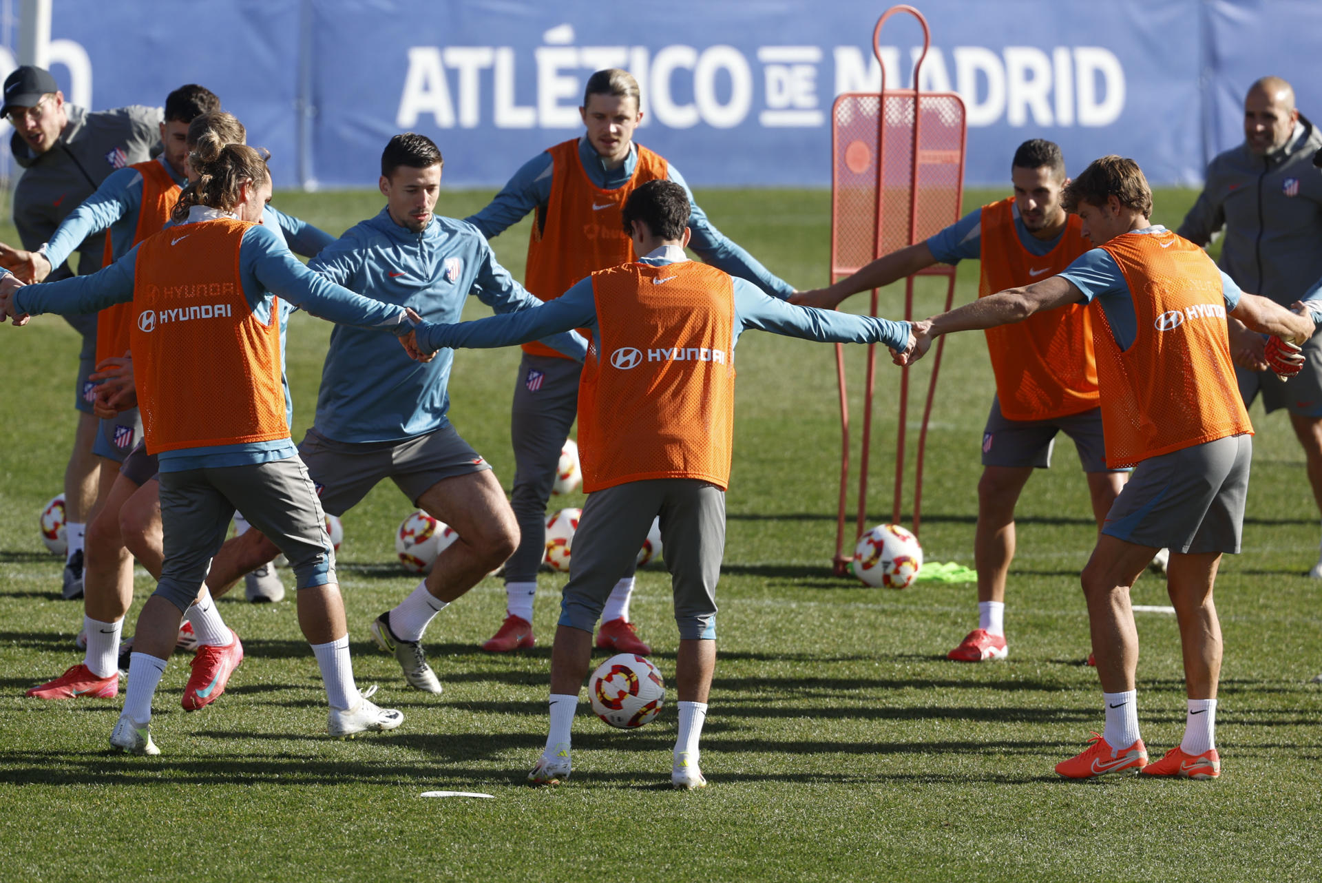 Los jugadores del Atlético, en un ejercicio del entrenamiento. EFE/ Mariscal