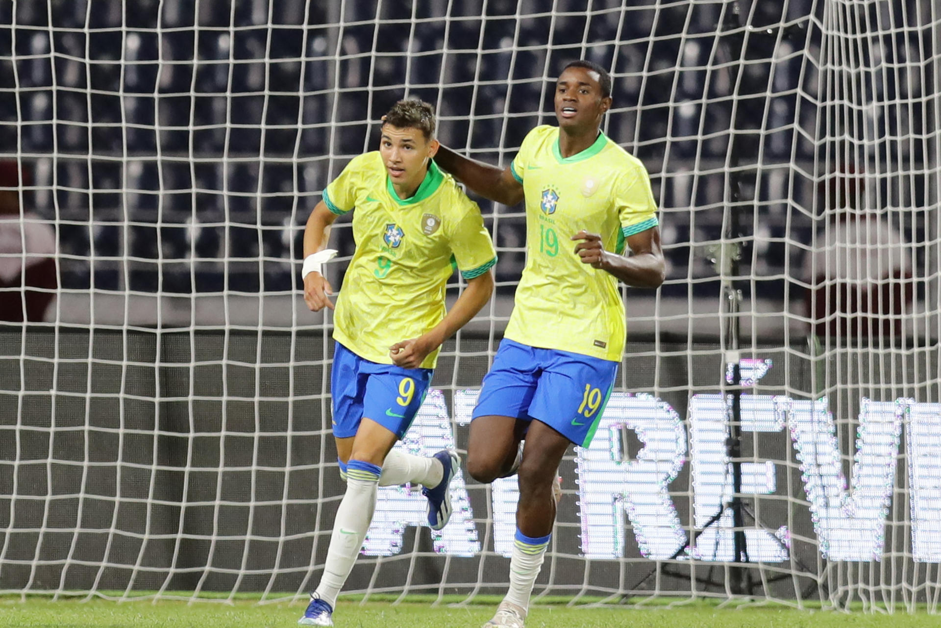 Deivid Washington (i), de Brasil, celebra tras anotar un gol este domingo, en un partido del hexagonal final del Campeonato Sudamericano sub-20 entre las selecciones de Brasil y Chile en el estadio José Antonio Anzoátegui en Puerto La Cruz (Venezuela). EFE/ Ronald Peña R 