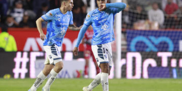 Imagen de archivo de John Kennedy (d) de Pachuca celebrando un gol. EFE /David Martínez Pelcastre