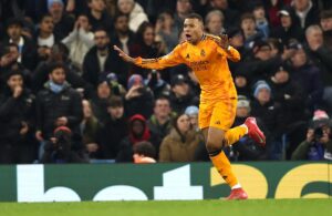 alt Con asistencia del brasileño Vinicius, Real Madrid lo gana sobre la hora