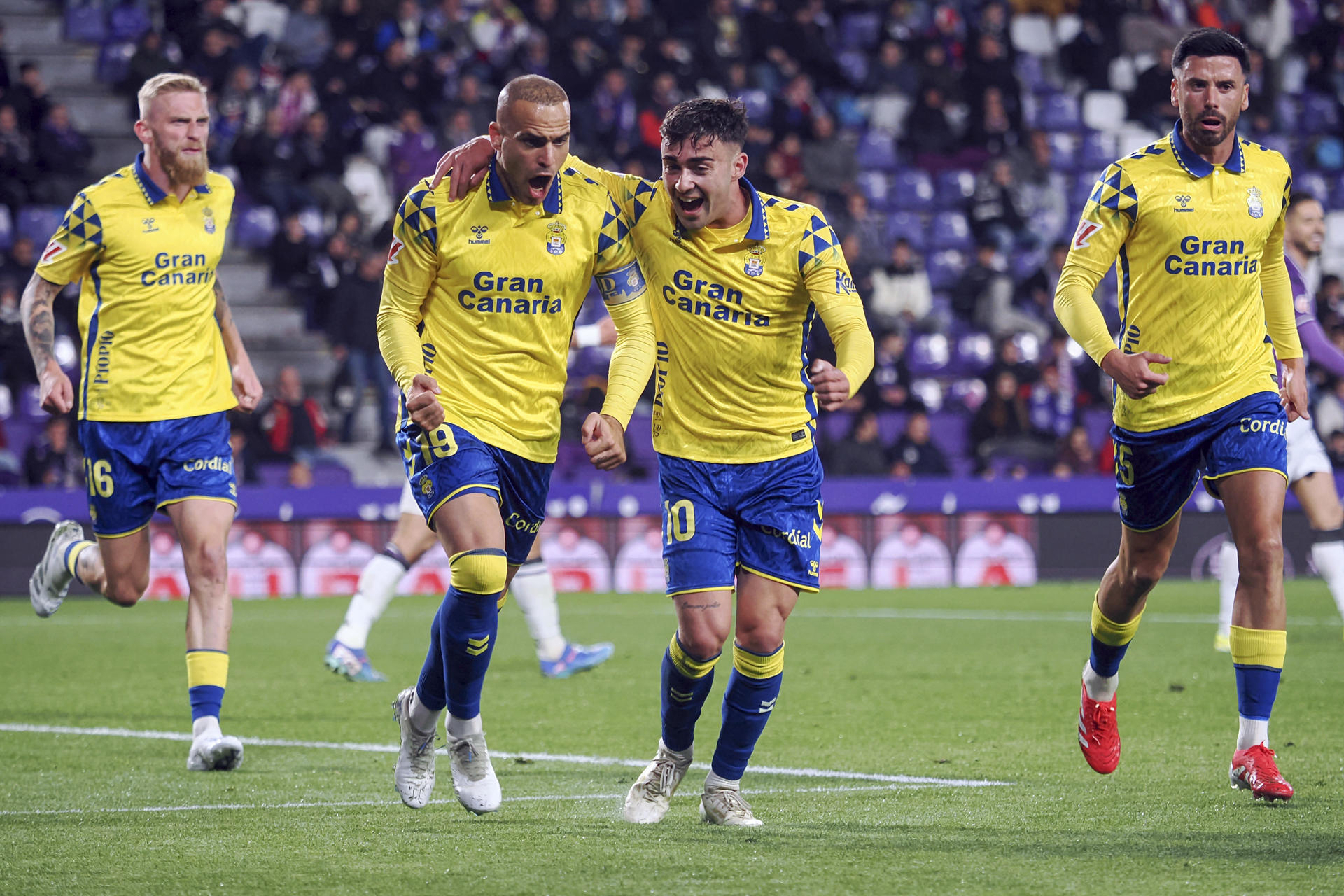 El delantero de Las Palmas Sandro Ramírez (2i) celebra tras anotar el primer gol de su equipo durante el partido de LaLiga EA Sports que Real Valladolid y UD Las Palmas disputan este viernes en el estadio de José Zorrilla de Valladolid. EFE/ R. García 