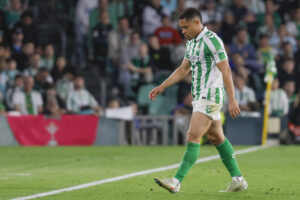 El delantero del Betis Vitor Roque abandona el terreno de juego tras ser expulsado el jueves, durante el partido de vuelta de la eliminatoria de acceso a octavos de la Liga Conferencia. EFE/José Manuel Vidal