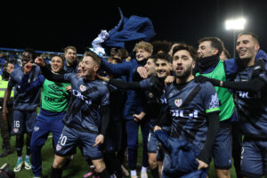 Los jugadores del Rayo Vallecano celebran su victoria a la finalización del encuentro correspondiente a la jornada 22 de Laliga EA Sports que disputaron Leganés y Rayo Vallecano en el estadio de Butarque, en la localidad madrileña. EFE / Juanjo Martín.