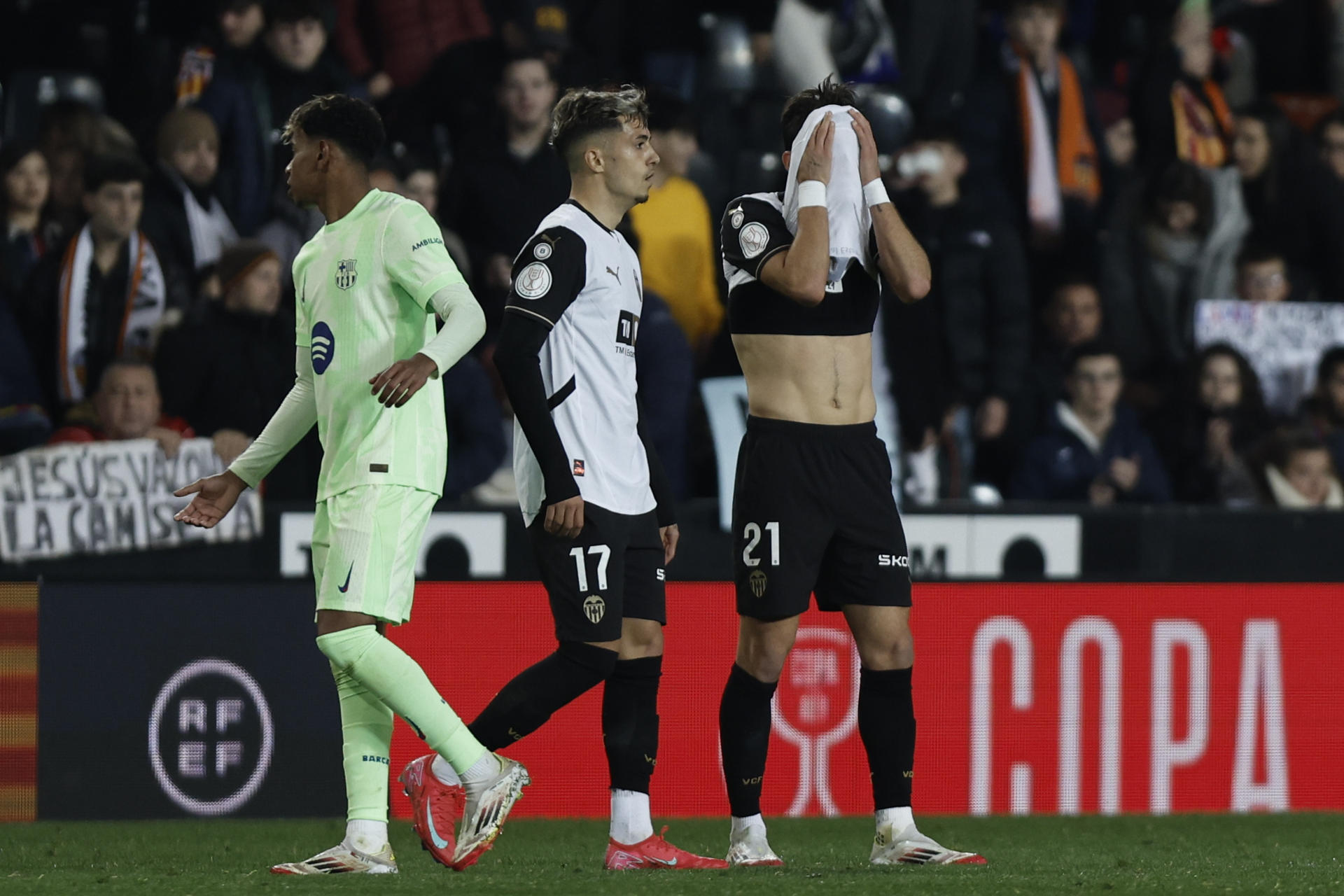 Los jugadores del Valencia tras el partido de los cuartos de final de la Copa del Rey de fútbol que Valencia CF y FC Barcelona disputaron este jueves en el estadio de Mestalla, en Valencia. EFE/Biel Aliño