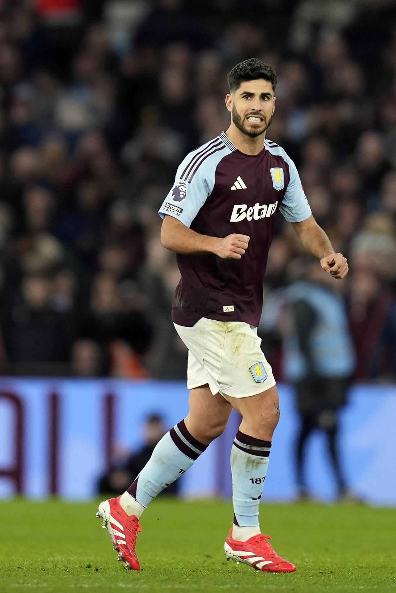 El jugador Marco Asensio, del Aston Villa (d), celebra el 1-1 durante el partido de la Premier League que han jugado Aston Villa y Chelsea, en Birmingham, Reino Unido. EFE/EPA/TIM KEETON 