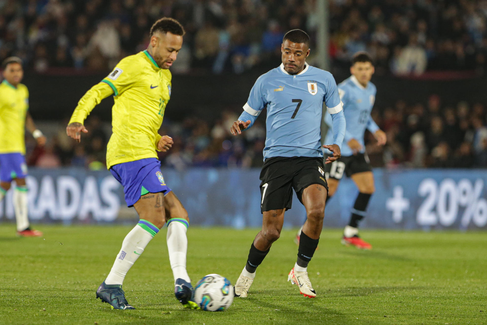 Fotografía de archivo en la que se observa a Neymar (i), de Brasil, durante un partido de las Eliminatorias Sudamericanas para la Copa Mundial de Fútbol 2026 entre Uruguay y Brasil en el estadio Centenario en Montevideo (Uruguay). EFE/Gastón Britos 