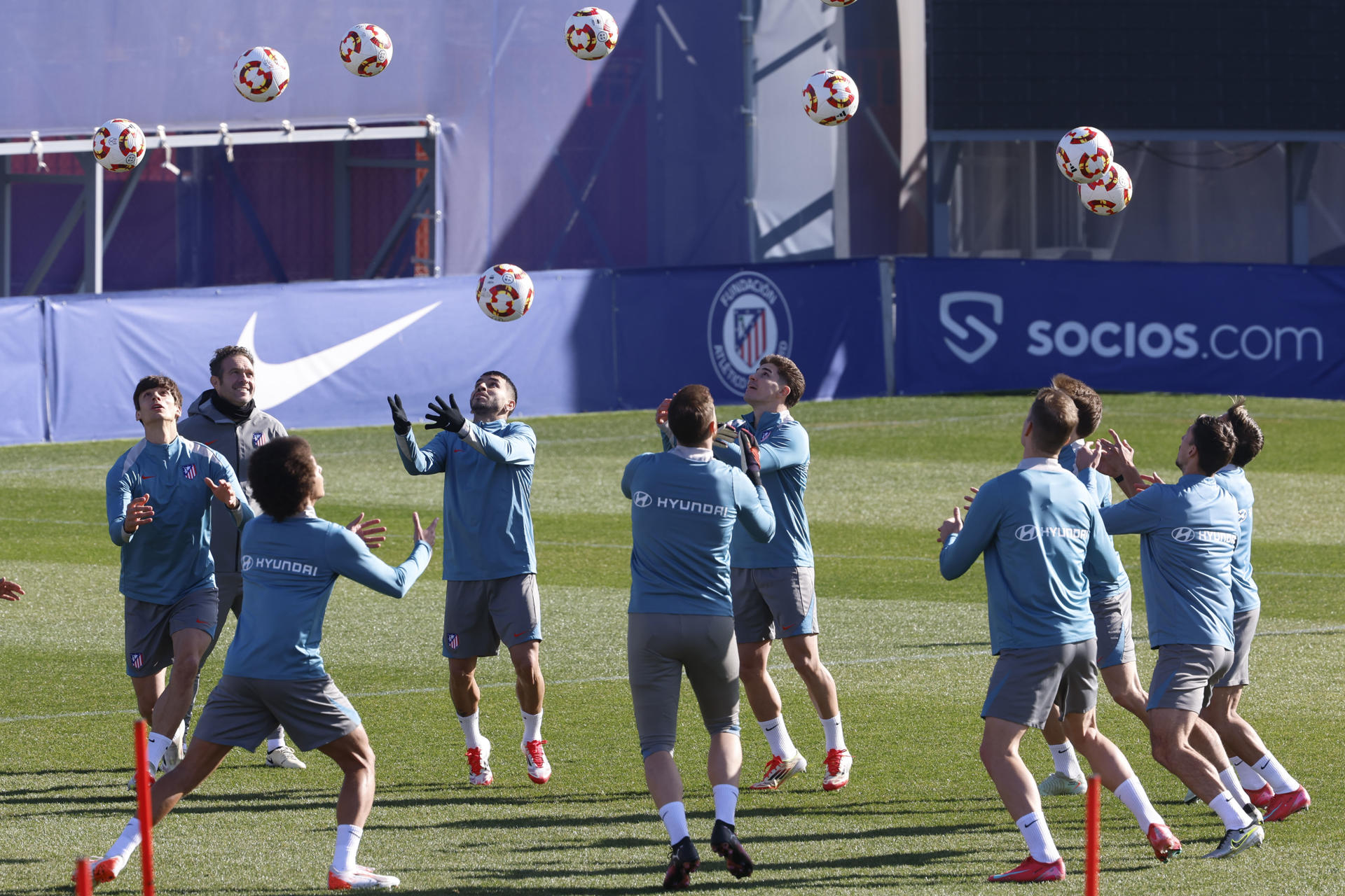 Los jugadores del Atlético de Madrid, durante el entrenamiento de este lunes . EFE/ Mariscal