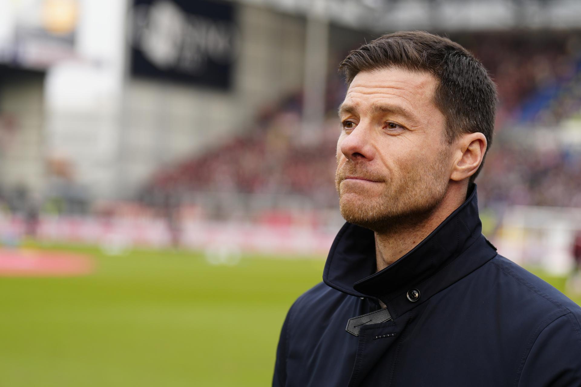 Xabi Alonso, técnico del Leverkusen, durante el partido de la Bundesliga que han jugado Holstein Kiel y Bayer Leverkusen, en Kiel, Alemania. EFE/EPA/MARTIN ZIEMER 