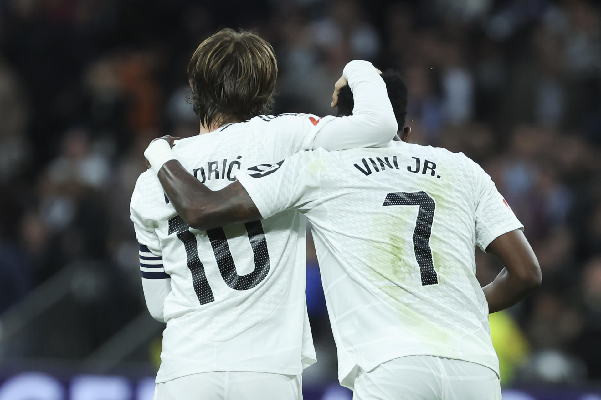 El delantero brasileño del Real Madrid Vinicius Junior (d) celebra el segundo gol de su equipo durante el partido de LaLiga entre el Real Madrid y el Girona, este domingo en el estadio Santiago Bernabéu. EFE/ Kiko Huesca 