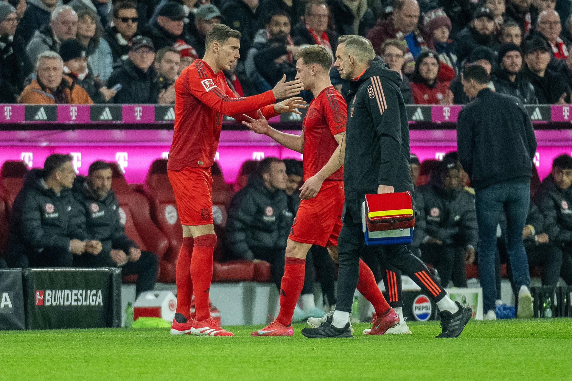 El jugador del Bayern Joshua Kimmich (C) es sustituido tras lesionarse durante partido de la Bundesliga que han jugado FC Bayern Munich y SG Eintracht Frankfurt, en Munich, Alemania EFE/EPA/SASCHA WALTHER 