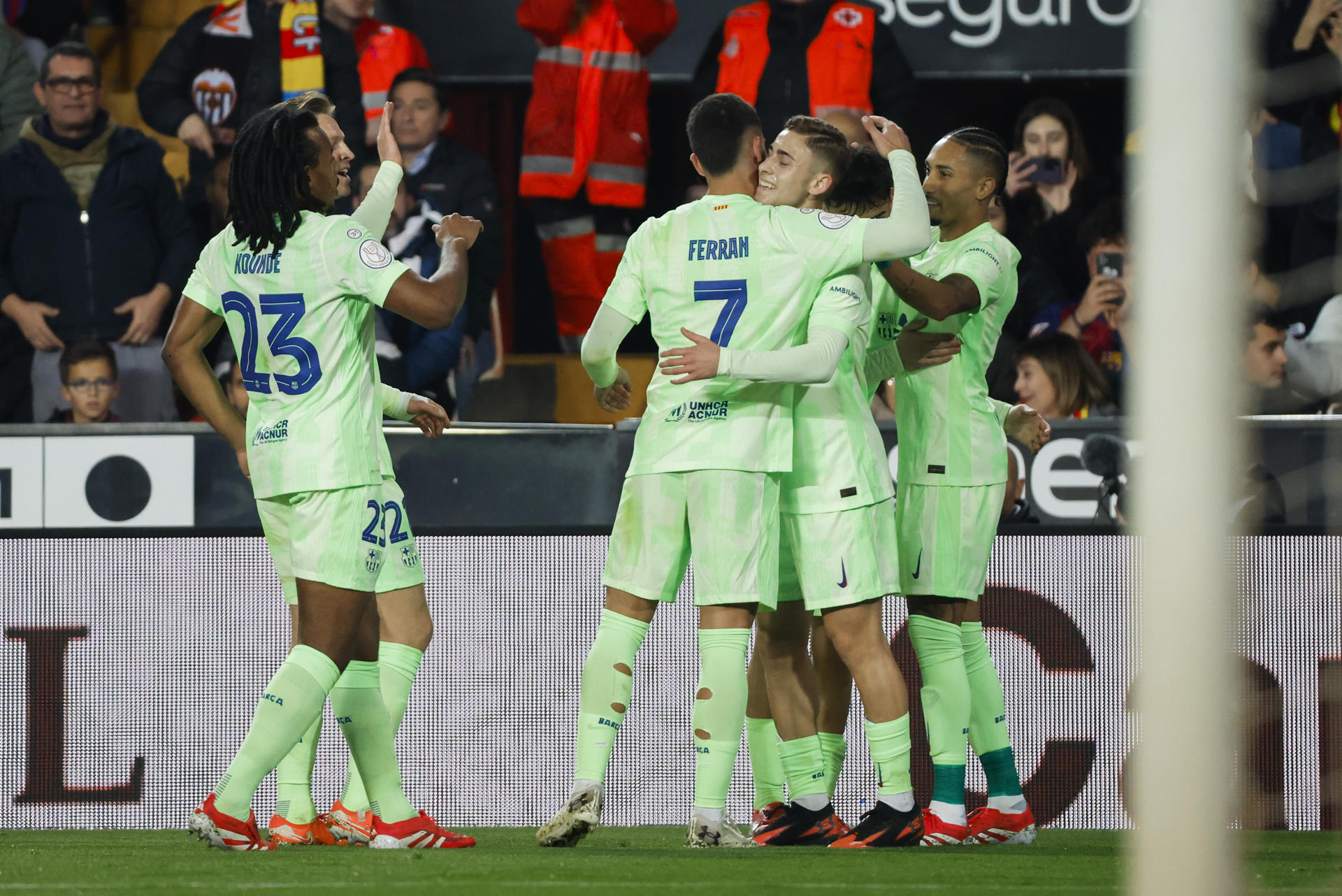 El centrocampista del FC Barcelona Fermín López (2d) celebra con sus compañeros tras marcar el 0-3 durante el partido de los cuartos de final de la Copa del Rey de fútbol que Valencia CF y FC Barcelona van a disputar este jueves en el estadio de Mestalla, en Valencia. EFE/ Ana Escobar