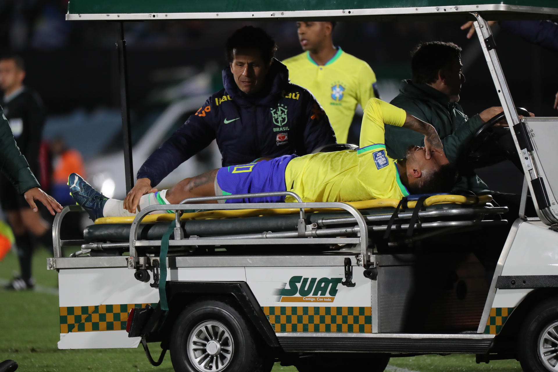 Fotografía de archivo en la que se observa a Neymar, de Brasil, al salir lesionado en un partido de las Eliminatorias Sudamericanas para la Copa Mundial de Fútbol 2026 entre Uruguay y Brasil en el estadio Centenario en Montevideo (Uruguay). EFE/Raul Martínez 