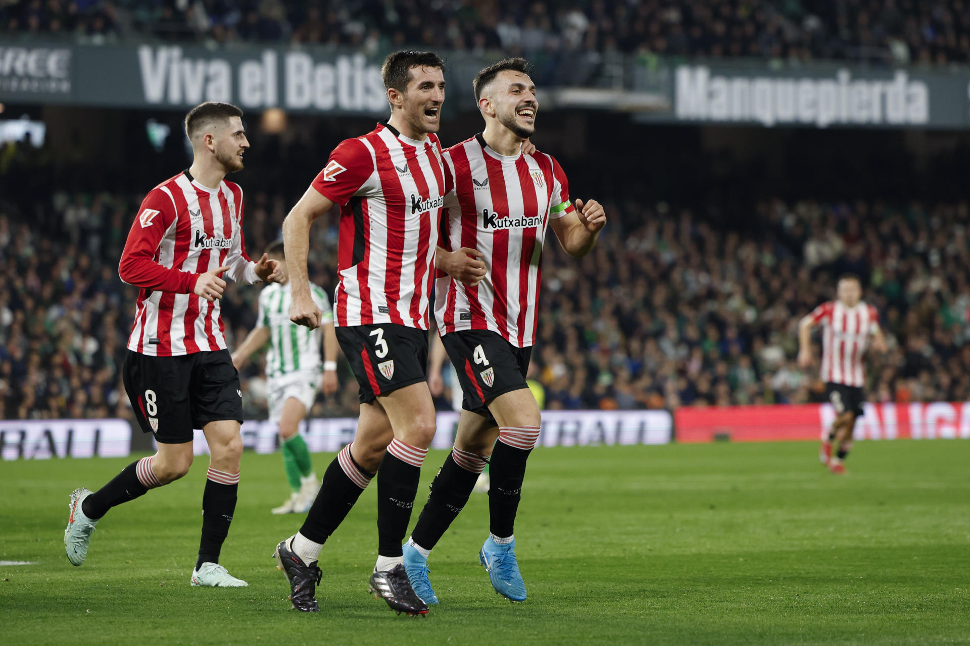 Los jugadores del Athletic celebran su primer gol, obra del defensa Aitor Paredes durante el partido de LaLiga entre el Betis y el Athetic Club, este domingo en el estadio Benito Villamarín. EFE/ Julio Munoz 