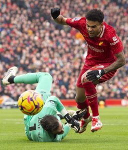 El colombiano del Liverpool Luis Diaz durante el partido de la Premier League que han jugado Liverpool FC y Wolverhampton Wanderers, en Liverpool, (Reino Unido. EFE/EPA/PETER POWELL