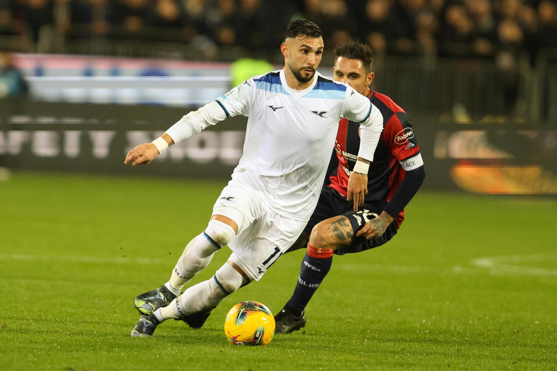 El argentino Valentín 'Taty' Castellanos en acción ante el Cagliari Calcio en el Unipol Domus de Cagliari, Italia. EFE/EPA/FABIO MURRU
