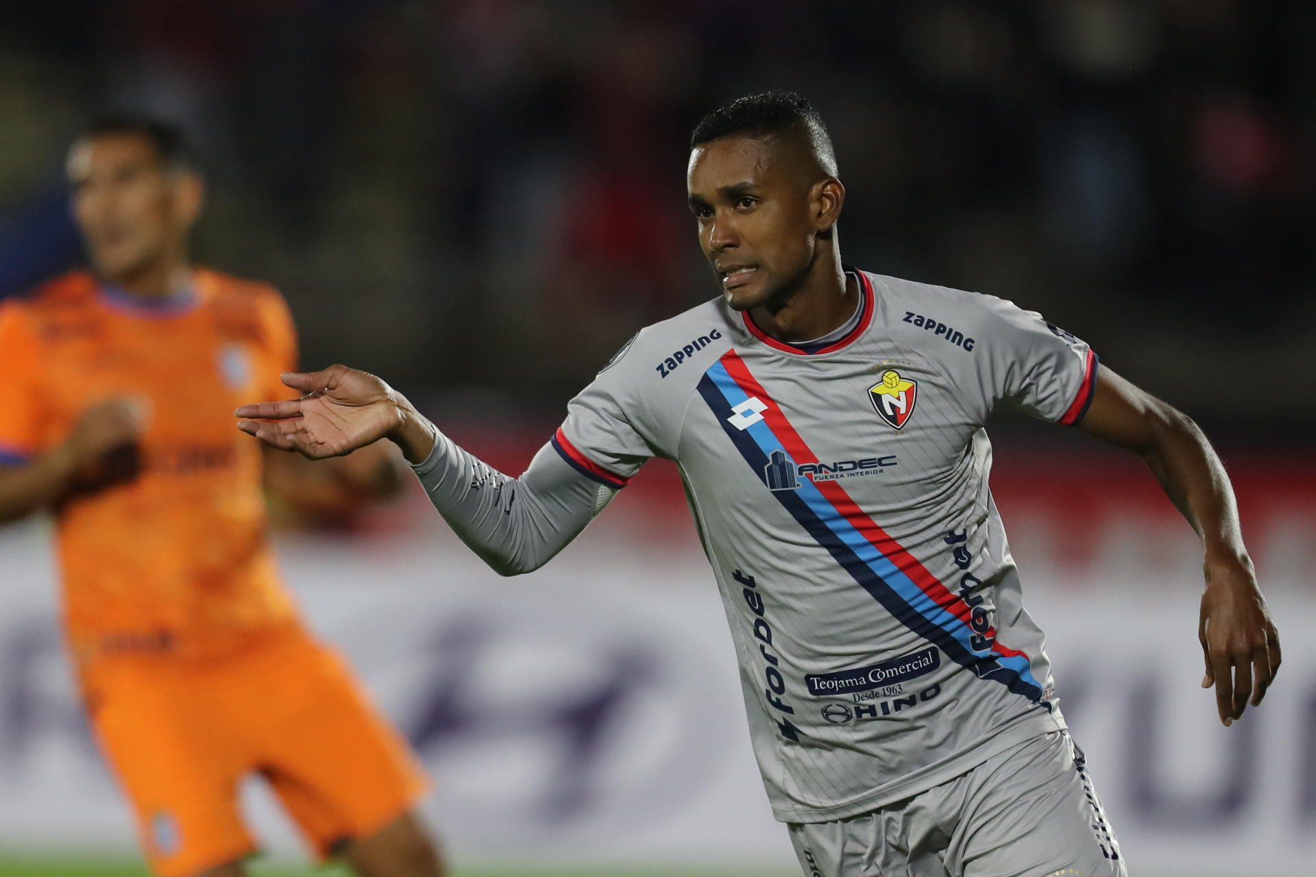 Fidel Martínez, de El Nacional, celebra tras anotar un gol en un partido de la primera ronda de la Copa Libertadores entre El Nacional y Blooming en el estadio Olímpico Atahualpa en Quito (Ecuador). EFE/ José Jácome 