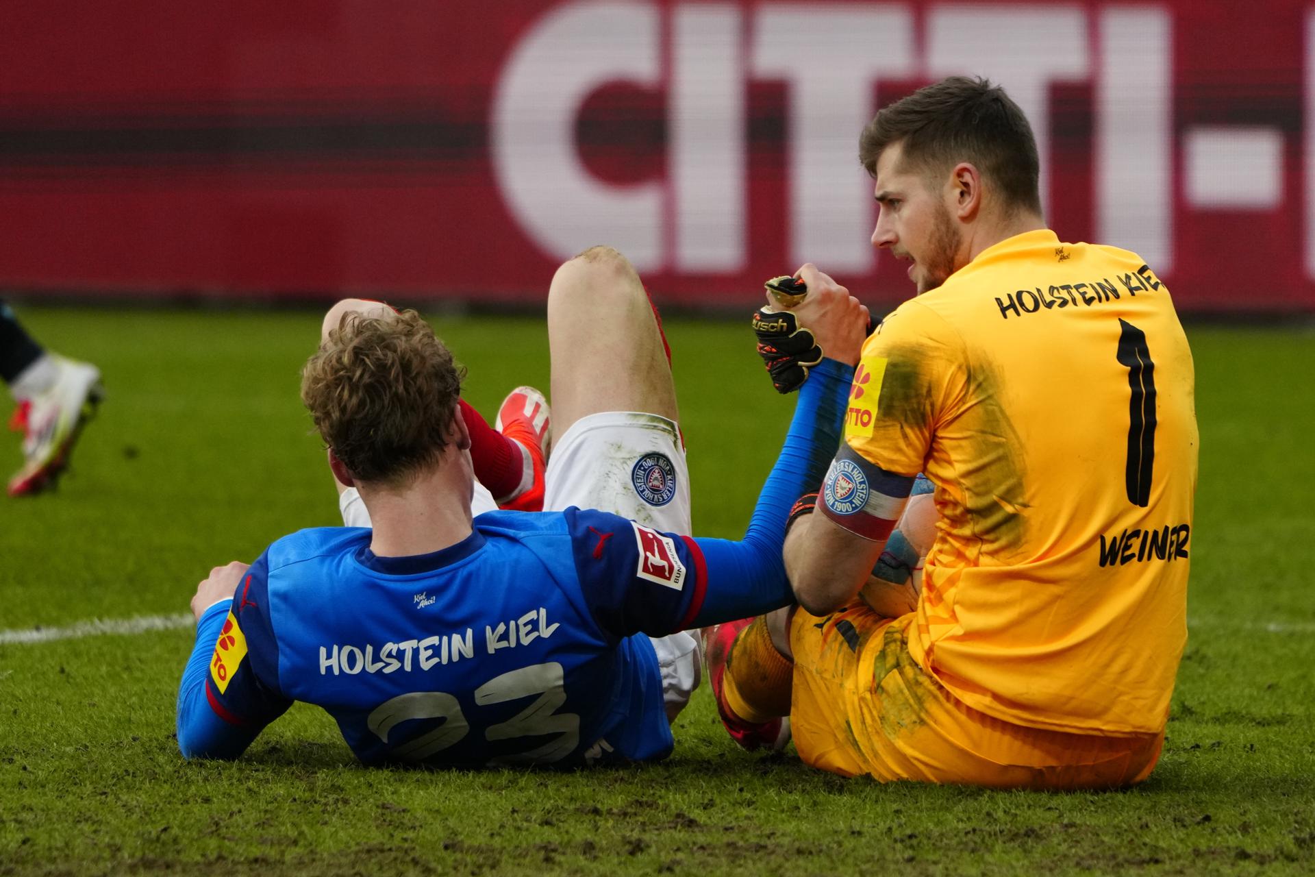 Lasse Rosenboom (I) y Timon Weiner, ambos del Holstein Kiel, durante el partido de la Bundesliga que han jugado Holstein Kiel y Bayer Leverkusen, en Kiel, Alemania. EFE/EPA/MARTIN ZIEMER 