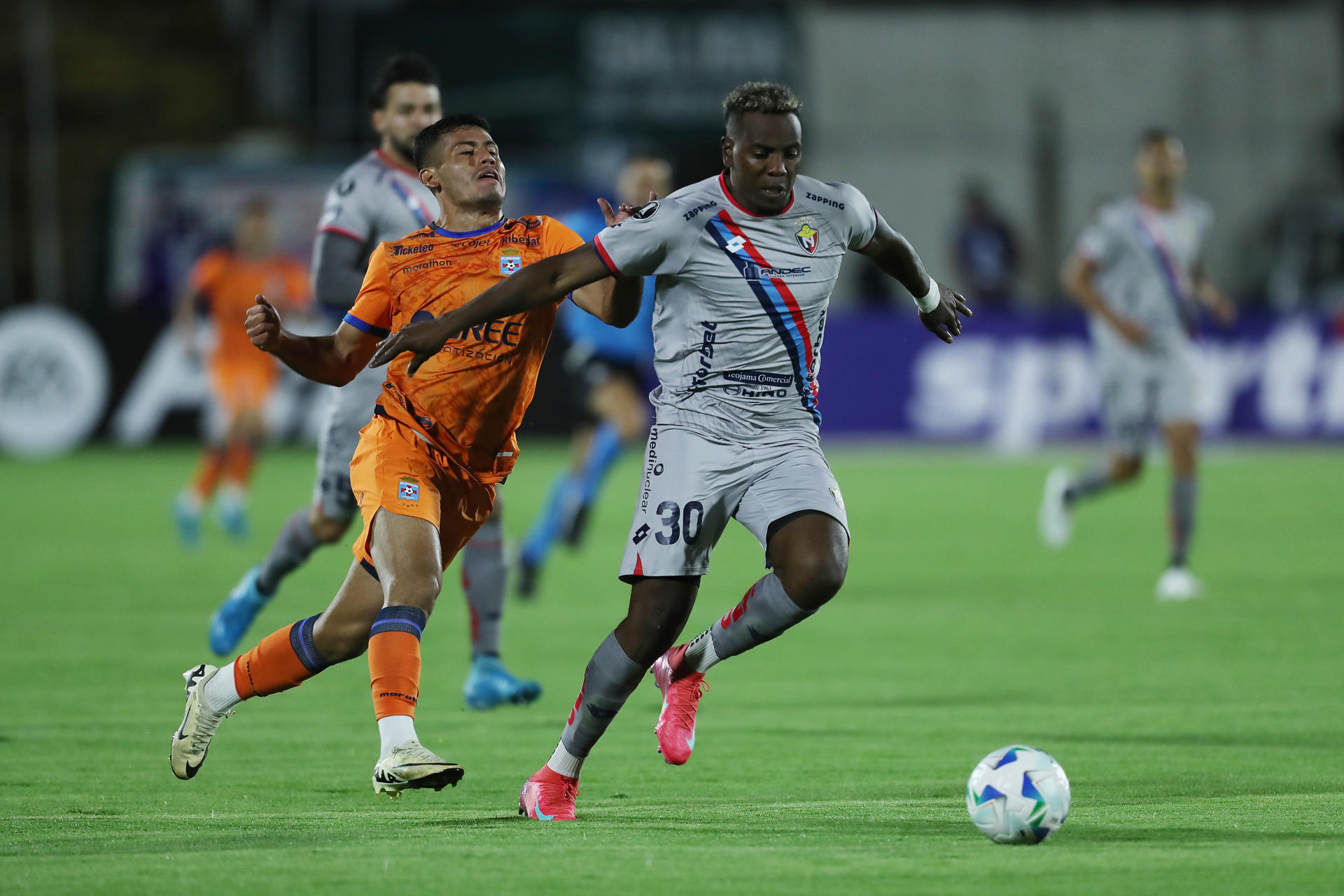 Franklin Carabali (d), de El Nacional, disputa el balón con Samuel Garzón, de Blooming, en un partido de la primera ronda de la Copa Libertadores entre El Nacional y Blooming en el estadio Olímpico Atahualpa en Quito (Ecuador). EFE/ José Jácome 