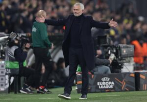 ALT El Fenerbahce de Mourinho golea al Anderlecht del mexicano Huerta