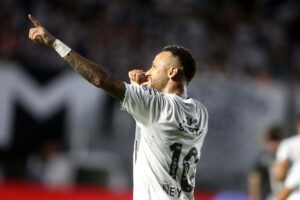 alt Un triplete de Neymar aleja al Santos de la zona del descenso