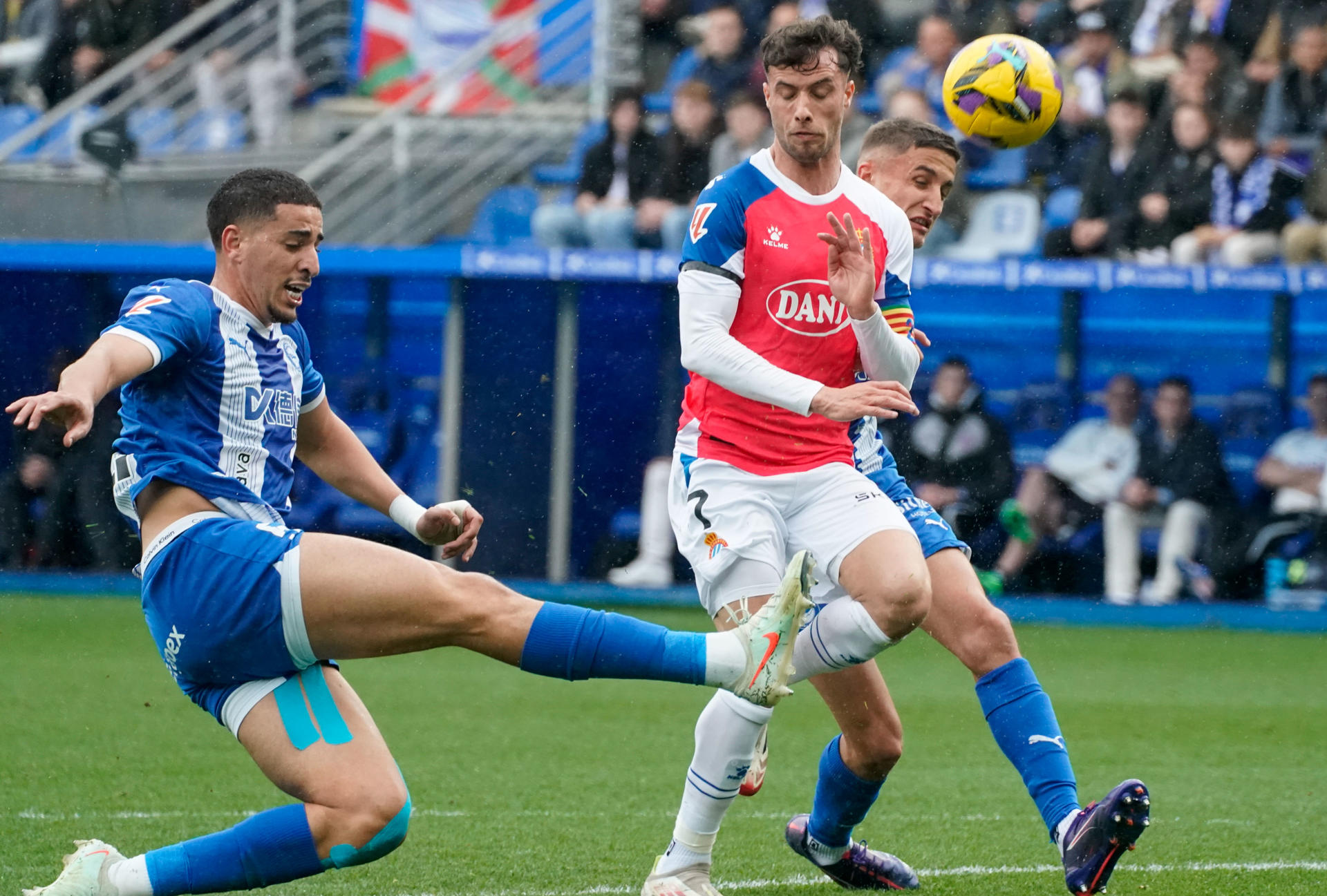 Abdelkabir Abqar (i), del Espanyol, lucha por el balón con Javi Puado (c), del Alavés, durante el partido de LaLiga que ha enfrentado a sus equipos este sábado en Vitoria. EFE/L. Rico 