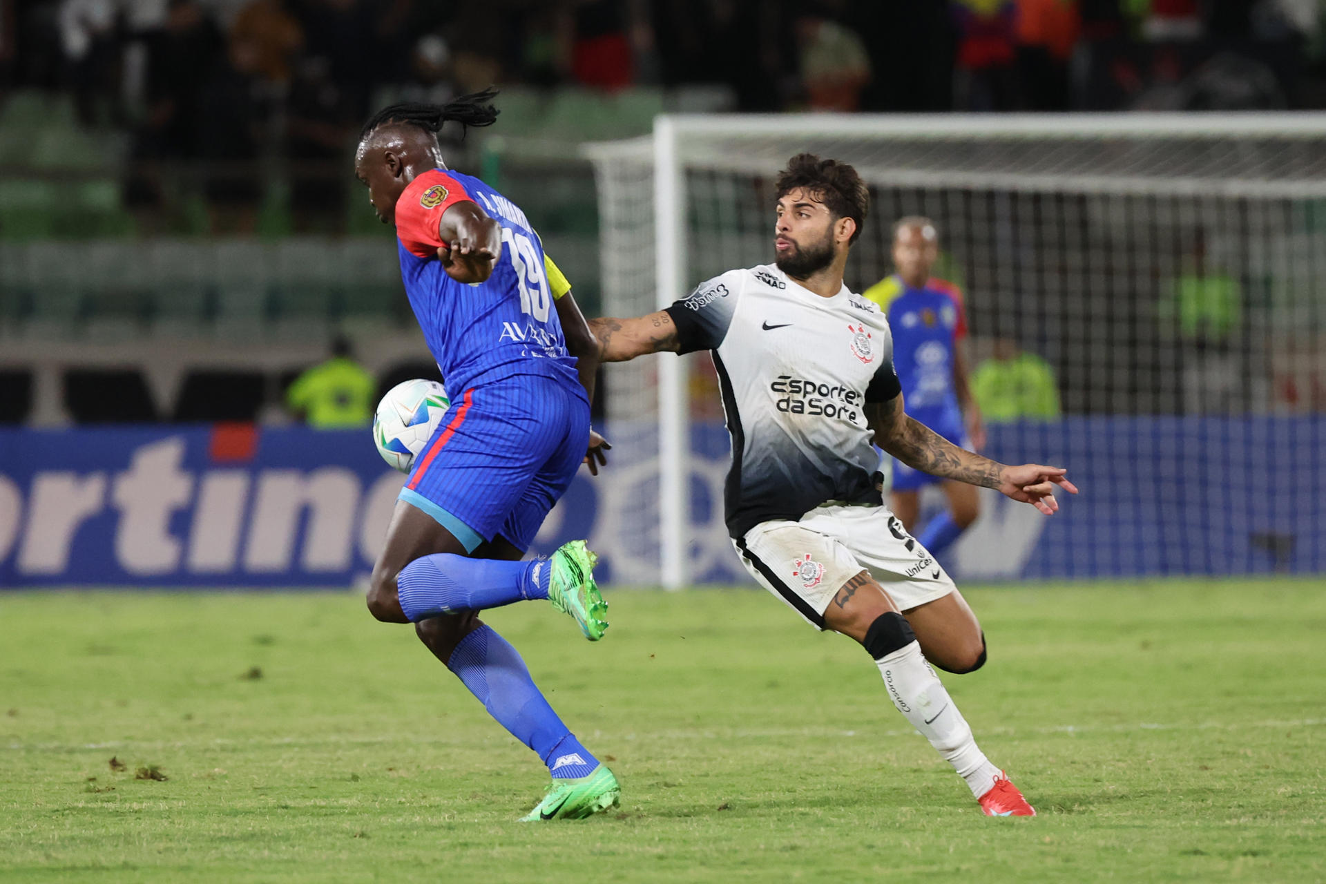 Alfonso Simarra (i) de Universidad Central disputa un balón con Yuri Alberto de Corinthians en un partido de la segunda ronda de la Copa Libertadores. EFE/ Miguel Gutiérrez 