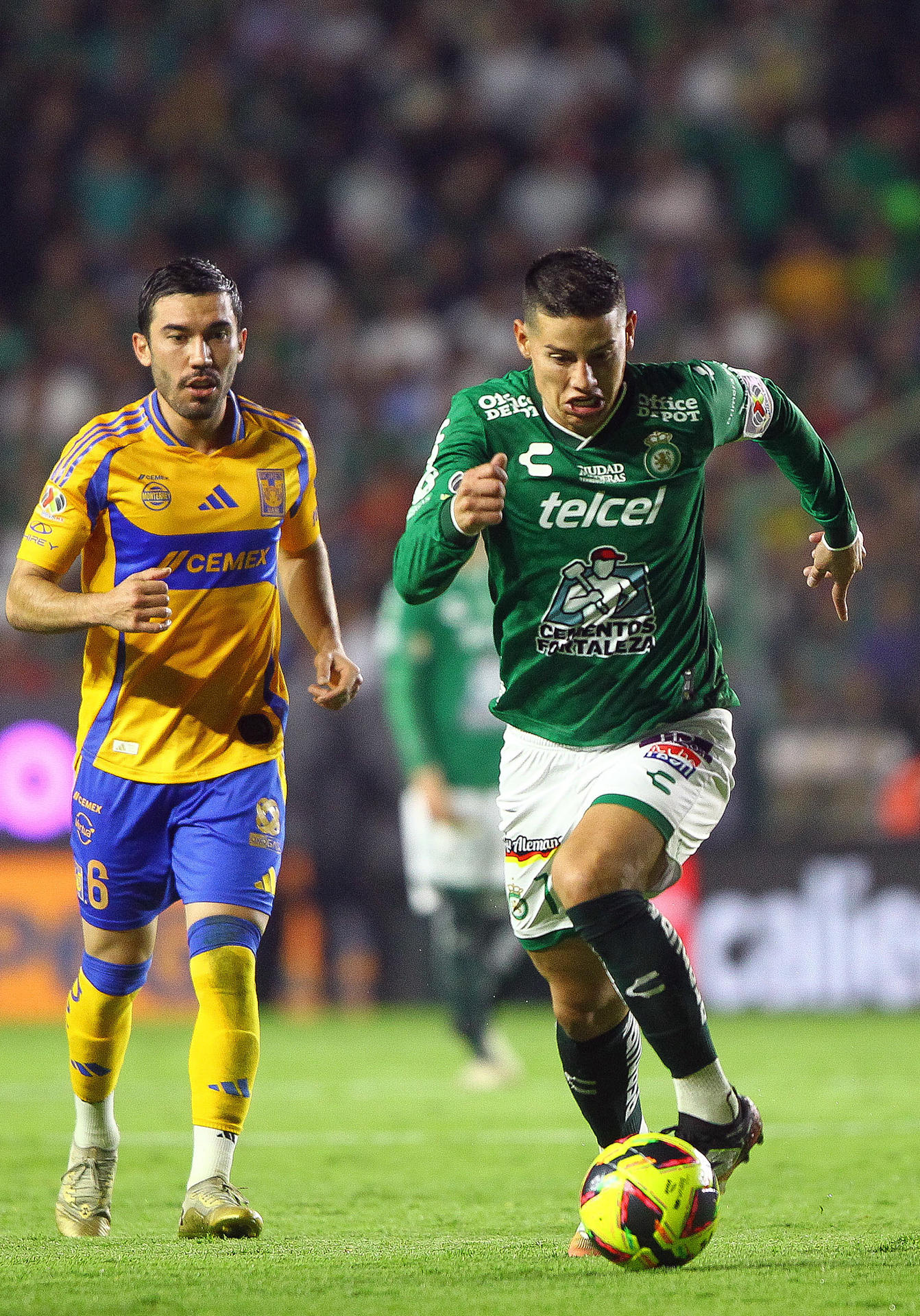 James Rodríguez de León conduce el balón ante Tigres. EFE/ Luis Ramírez 