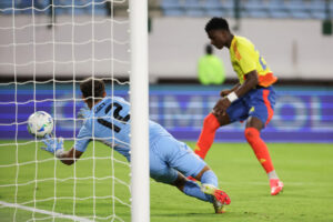 Neyser Villarreal (d), de Colombia, marca un gol en un partido del hexagonal final del Campeonato Sudamericano sub-20 entre las selecciones de Colombia y Chile en el estadio Nacional Brígido Iriarte en Caracas (Venezuela). EFE/ Miguel Gutiérrez