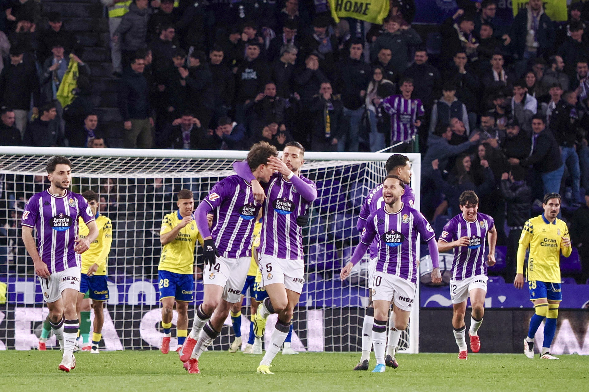 El delantero del Valladolid Juan Miguel Latasa (2i) celebra su gol durante el partido de LaLiga EA Sports que Real Valladolid y UD Las Palmas disputan este viernes en el estadio de José Zorrilla de Valladolid. EFE/ R. García 