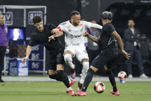 Neymar (c),. de Santos,. disputa el balón con Hugo (i) y José Martínez, de Corinthians en un partido del Campeonato Paulista entre Santos y Corinthians en el estadio Neo Química Arena en Sao Paulo (Brasil). EFE/ Sebastiao Moreira