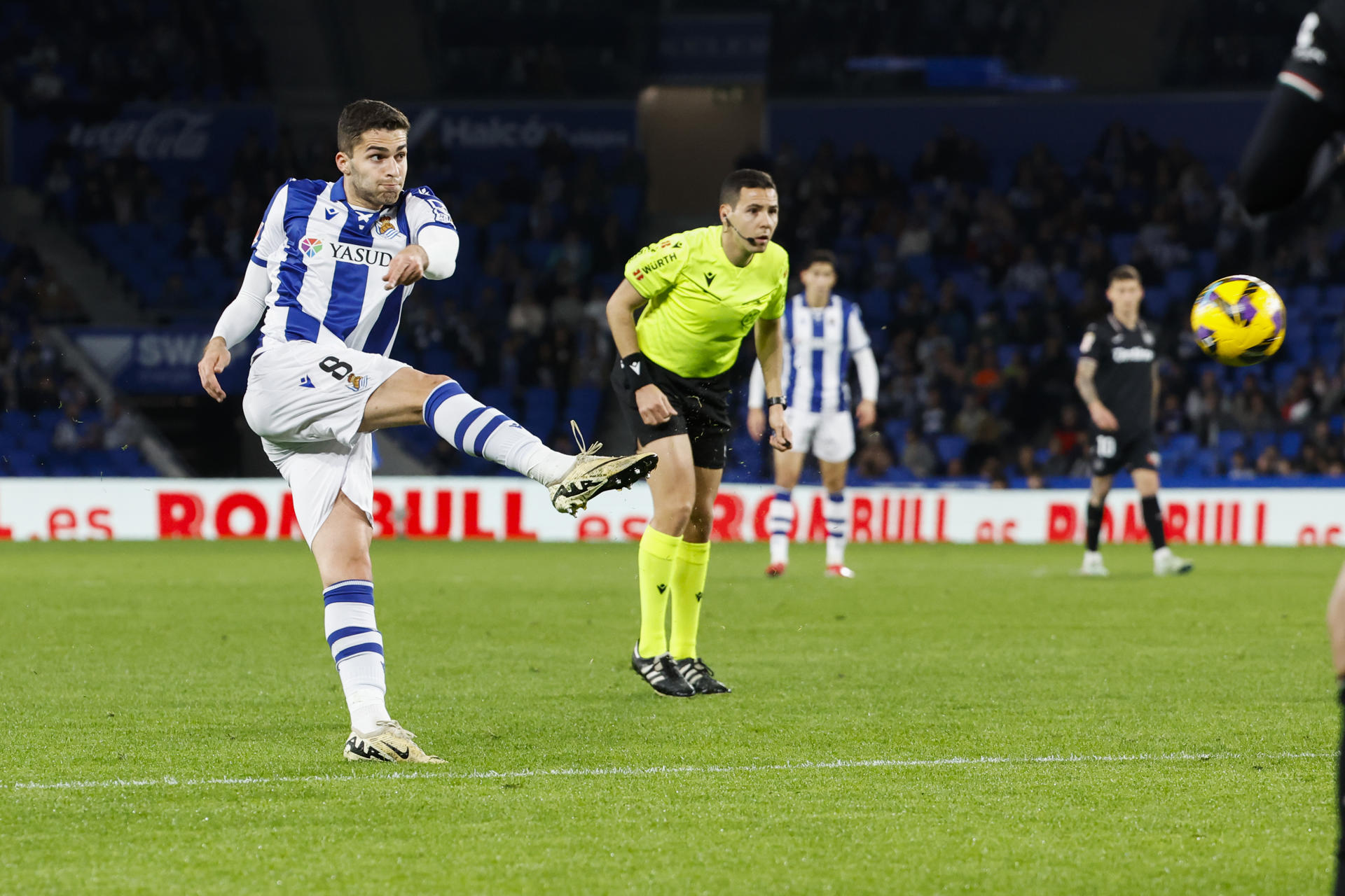 El centrocampista ruso de la Real Sociedad, Arsen Zakharyan, tras rematar durante el encuentro correspondiente a la jornada 25 de Laliga EA Sports que disputan Real Sociedad y Leganés en el estadio de Anoeta, en San Sebastián. EFE / Javier Etxezarreta.