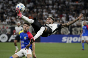 ALT El brasileño Yuri Alberto lleva a Corinthians a la siguiente fase