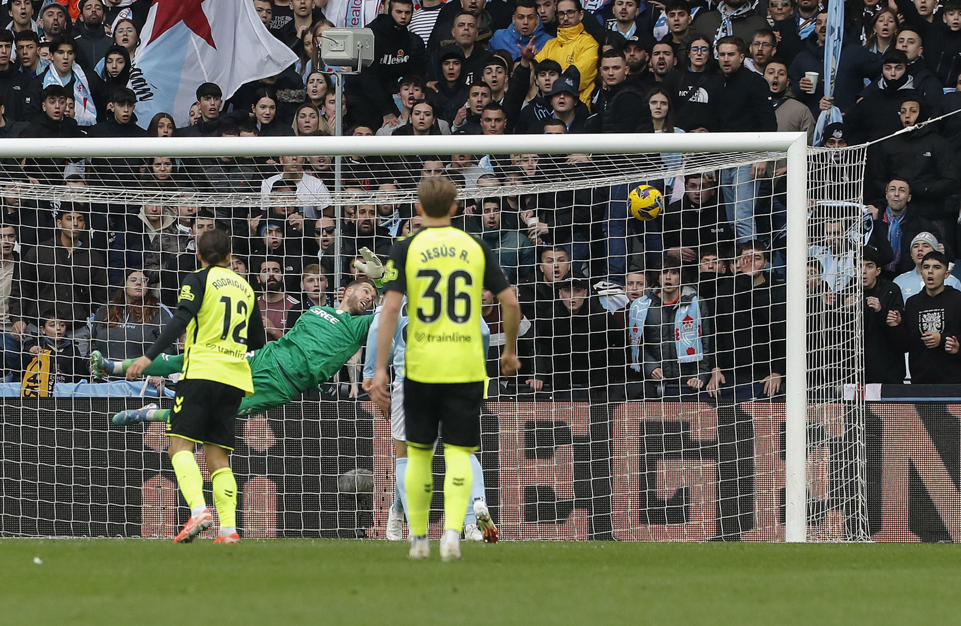 Primer gol del Celta de Vigo durante el partido de Liga celebrado, este sábado, en el estadio Balaidos de Vigo. EFE/Salvador Sas 
