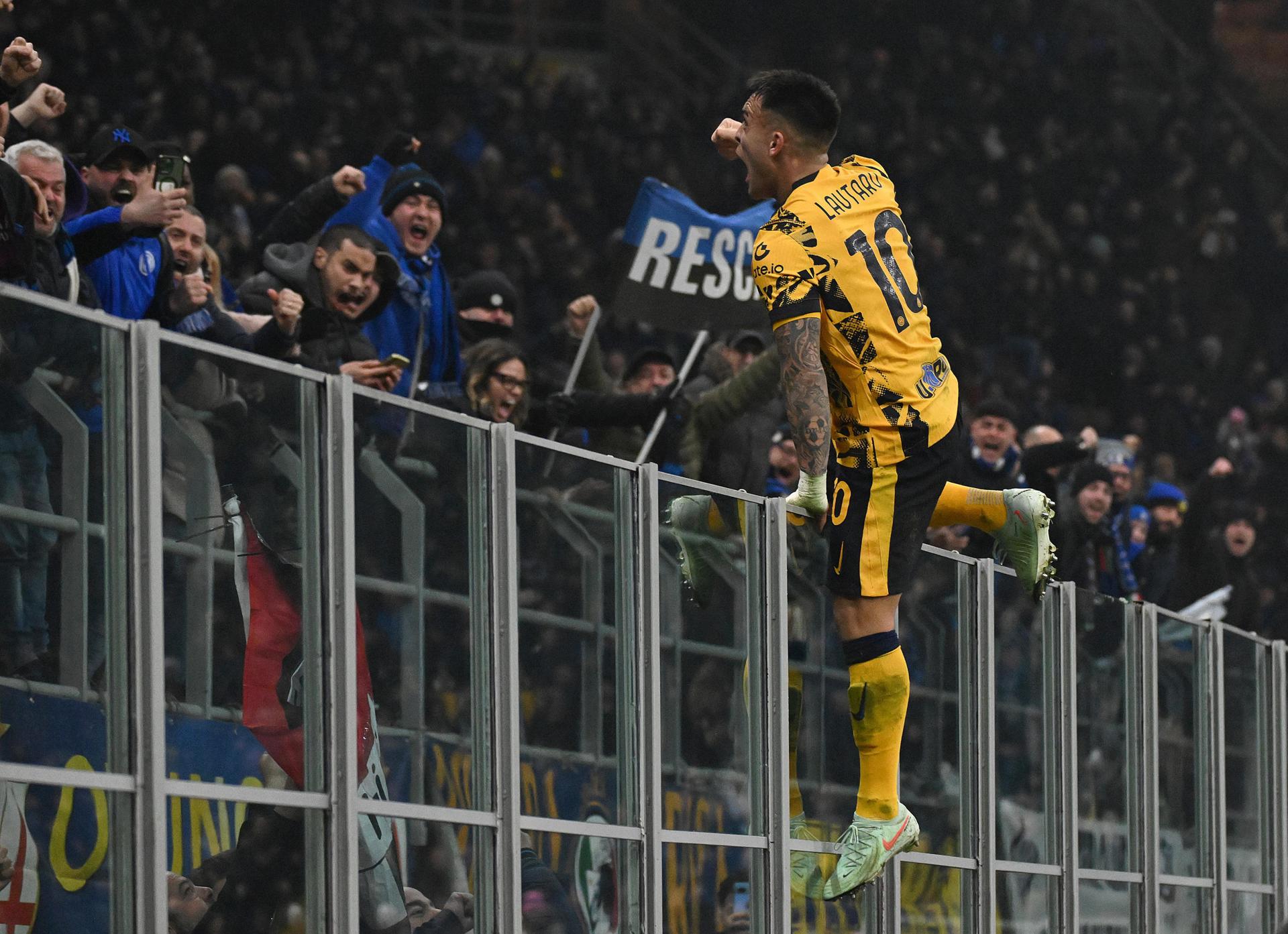 El delantero del Inter Milan Lautaro Martinez celebra el 1-0 durante el partido de la Serie A que han jugado Inter Milan y Genoa, en Milan, Italia. EFE/EPA/DANIEL DAL ZENNARO 