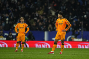 Los jugadores del Real Madrid, el inglés Jude Bellingham (d) y el croata Luka Modric, tras encajar el primer gol durante el encuentro correspondiente a la jornada 22 de Laliga EA Sports que disputaron el Espanyol y Real Madrid en el RCDE Stadium. EFE / Siu Wu.