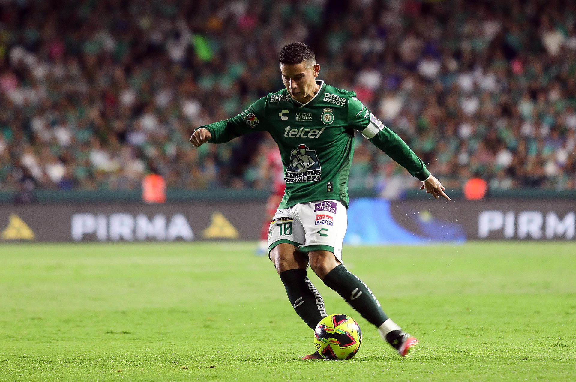 James Rodríguez de León golpea el balón ante Tigres, en el Estadio León, en Guanajuato (México). EFE/ Luis Ramírez 