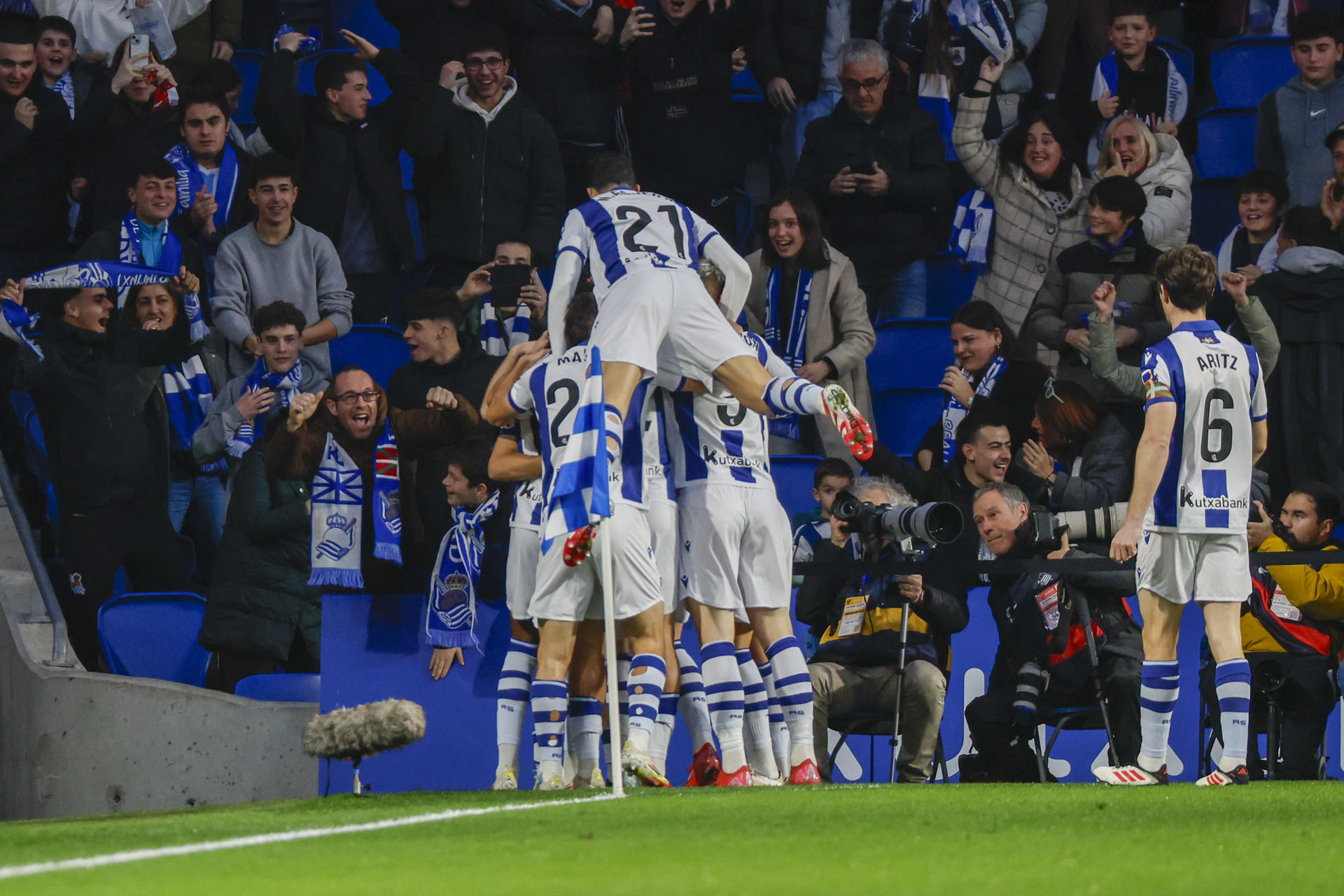 Los jugadores del la Real Sociedad celebran tras marcar ante el Espanyol, durante el partido de LaLiga de fútbol que Real Sociedad y RCD Espanyol disputan este domingo en el Reale Arena, en San Sebastián. EFE/Javier Etxezarreta
