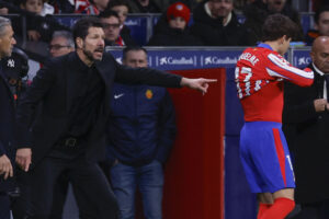 El entrenador del Atlético de Madrid, el argentino Diego Simeone (i), durante el encuentro correspondiente a la jornada 22 de Laliga EA Sports que disputaron Atlético de Madrid y RCD Mallorca en el estadio Metropolitano, en Madrid. EFE / Javier Lizón.