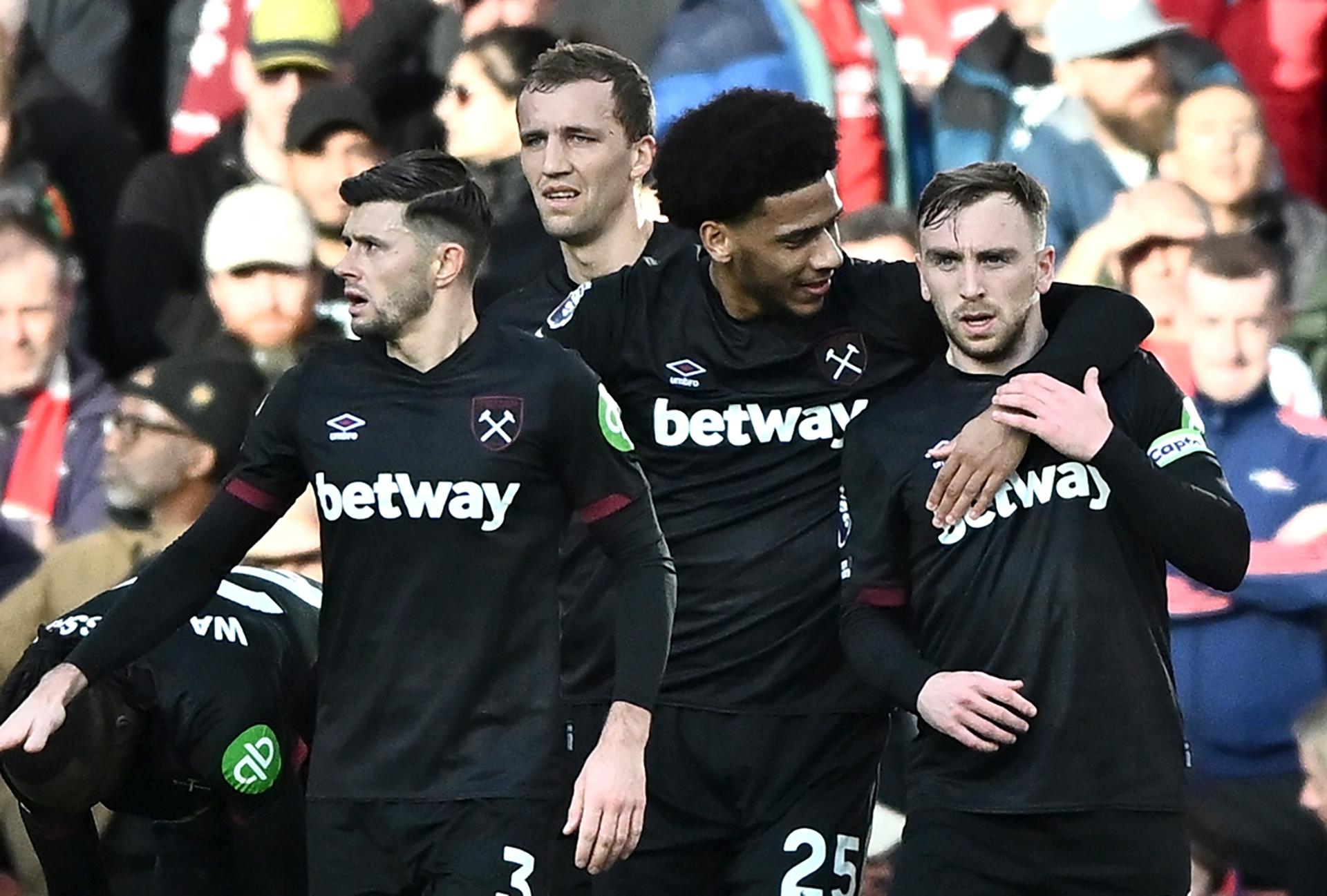 El jugador del West Ham Jarrod Bowen (d) celebra un gol durante el partido de la Premier League que han jugado Arsenal FC y West Ham United, en Londres, Reino Unido. EFE/EPA/VINCE MIGNOTT 