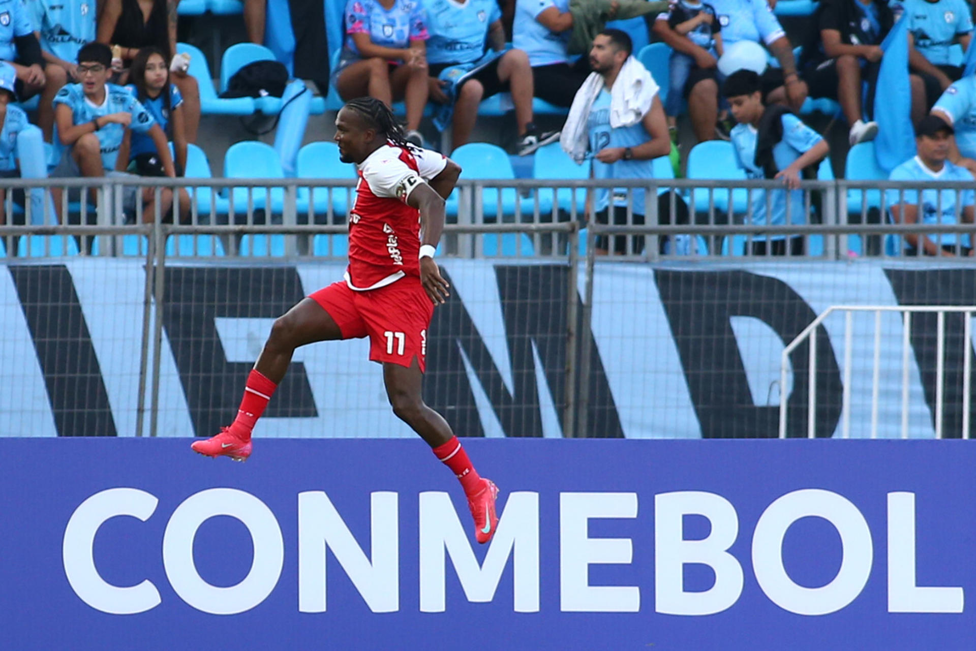 Hugo Rodallega de Santa Fe celebra un gol durante un partido de la Copa Libertadores. EFE/ Alex Diaz 