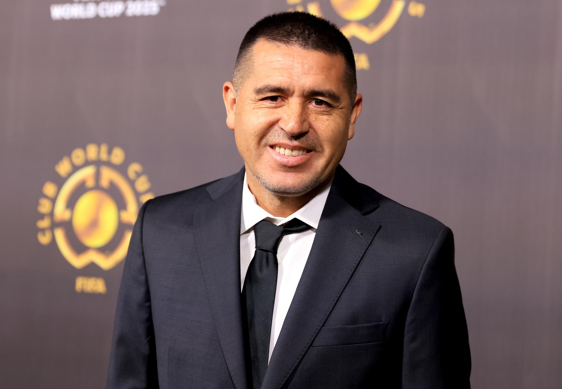 Fotografía de archivo de 2024 en la que se observa al exfutbolista argentino Juan Román Riquelme al llegar al sorteo de la Copa Mundial de Clubes de la FIFA 2025 en Miami (EE.UU.). EFE/CRISTOBAL HERRERA-ULASHKEVICH 