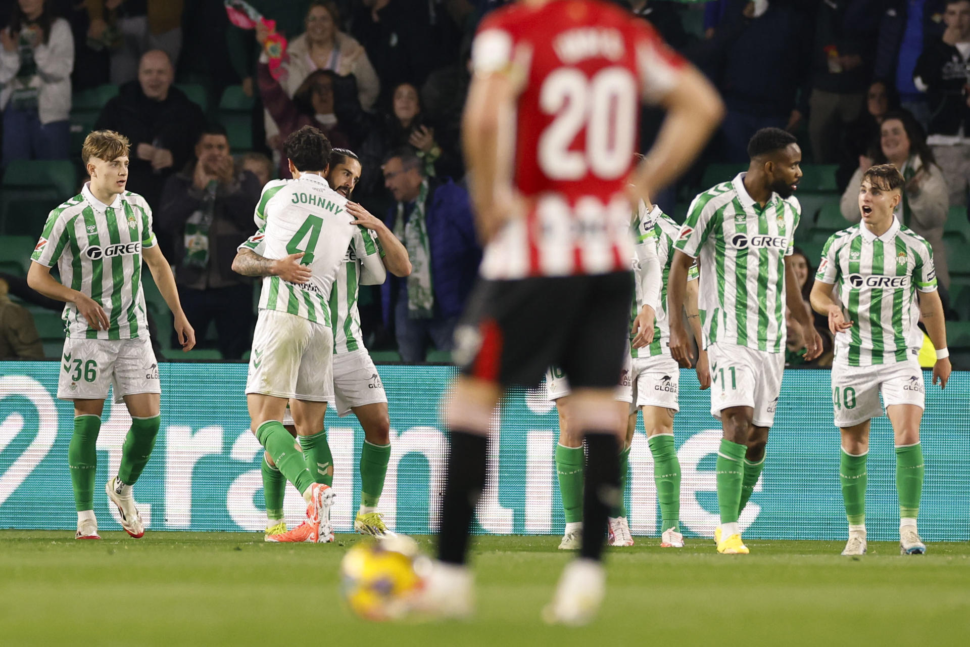 El centrocampista del Betis Isco Alarcón (2i, detrás) celebra el primer gol de su equipo durante el partido de LaLiga entre el Betis y el Athetic Club, en el estadio Benito Villamarín. EFE/ Julio Munoz 