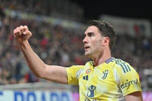 El delanteo del Juventus Dusan Vlahovic celebra el 0-1 durante el partido de la Serie A que han jugado Cagliari Calcio y Juventus FC, en Cagliari, Italia. EFE/EPA/FABIO MURRU