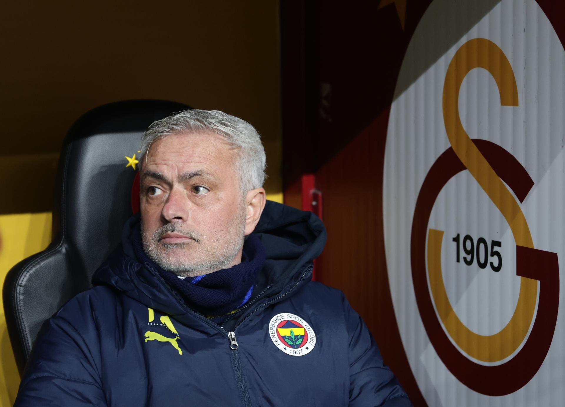 El técnico del FenerbahceJ ose Mourinho durante el partido de la Turkish Super League que han jugado Galatasaray y Fenerbahce en Estambul, Turquía. EFE/EPA/ERDEM SAHIN 