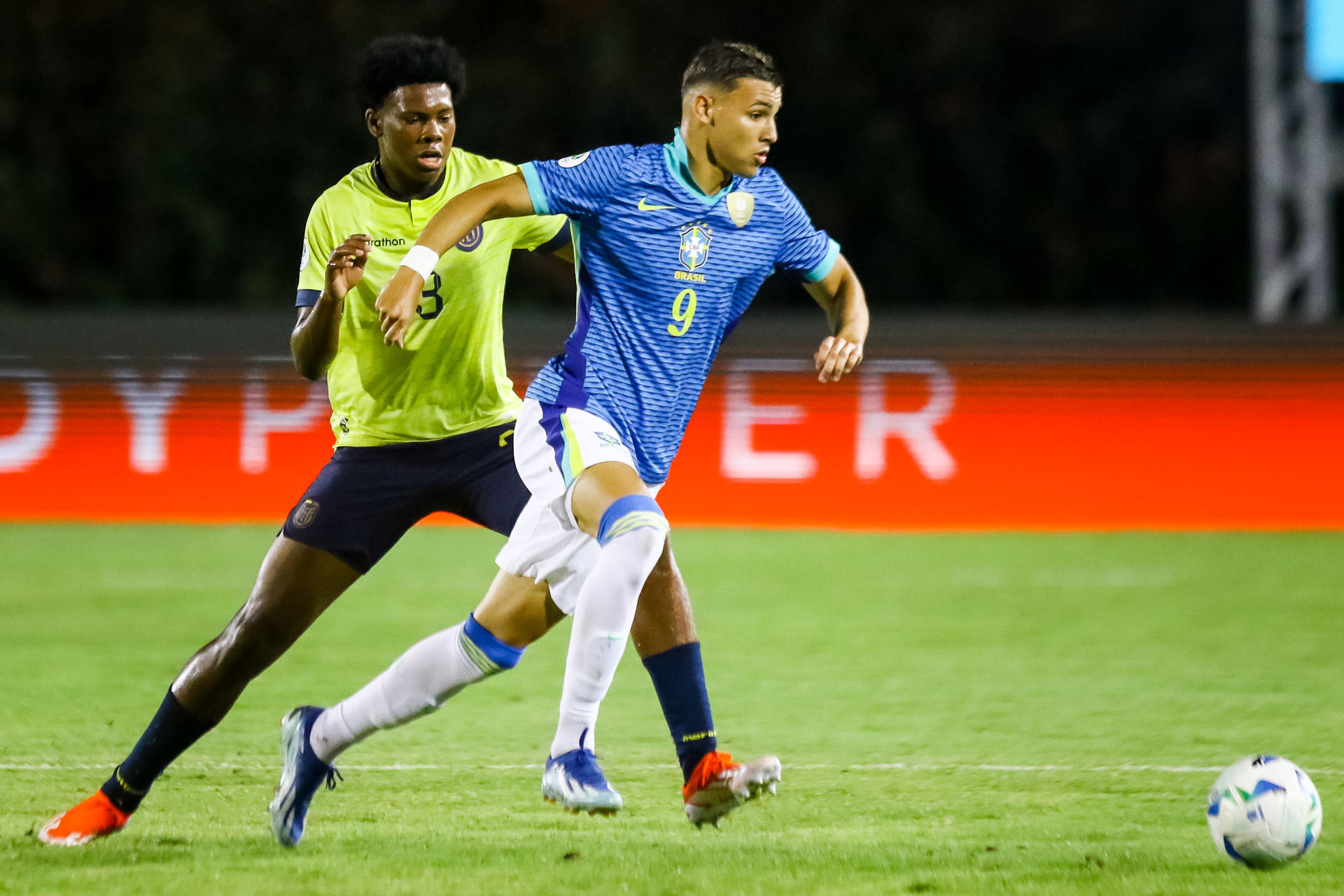 Deinner Eliut Ordóñez (i), de Ecuador, disputa un balón con Deivid Washington, de Brasil, en un partido del grupo B del Campeonato Sudamericano sub-20 entre las selecciones de Ecuador y Brasil, en el estadio Polideportivo Misael Delgado en Valencia (Venezuela). EFE/ Juan Carlos Hernández 