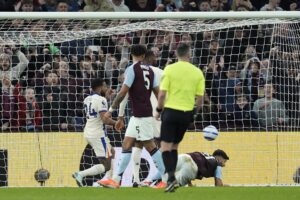 El jugador Marco Asensio, del Aston Villa (d), celebra el 1-1 durante el partido de la Premier League que han jugado Aston Villa y Chelsea, en Birmingham, Reino Unido. EFE/EPA/TIM KEETON