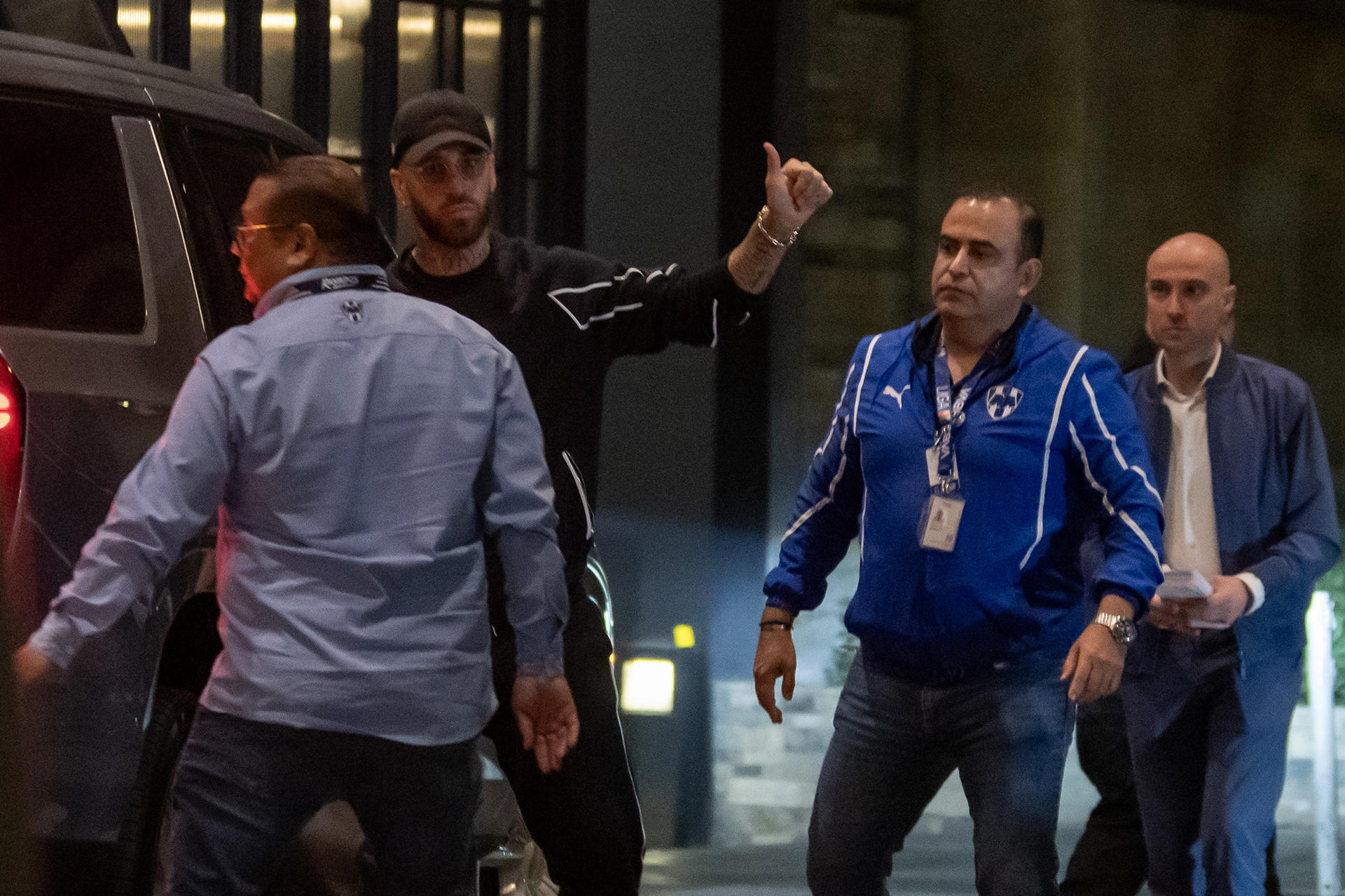 El futbolista español Sergio Ramos (2-i) saluda a su llegada a un hotel este sábado, en la ciudad de Monterrey (México). EFE/ Antonio Ojeda 